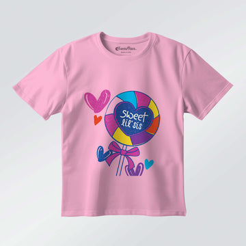 Sweet Lil’ Sis Lollipop – Girls Half Sleeve T‑Shirt (Pink)